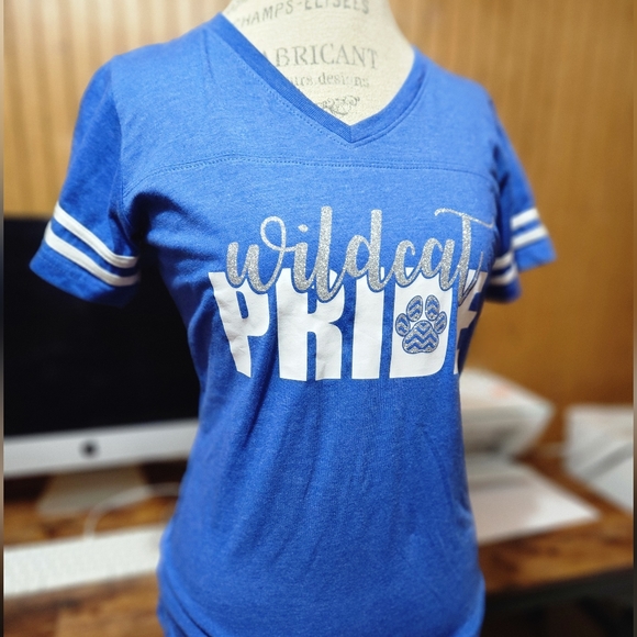 Wildcat Pride Blue V-Neck T-Shirt Women’s Medium - Picture 2 of 6